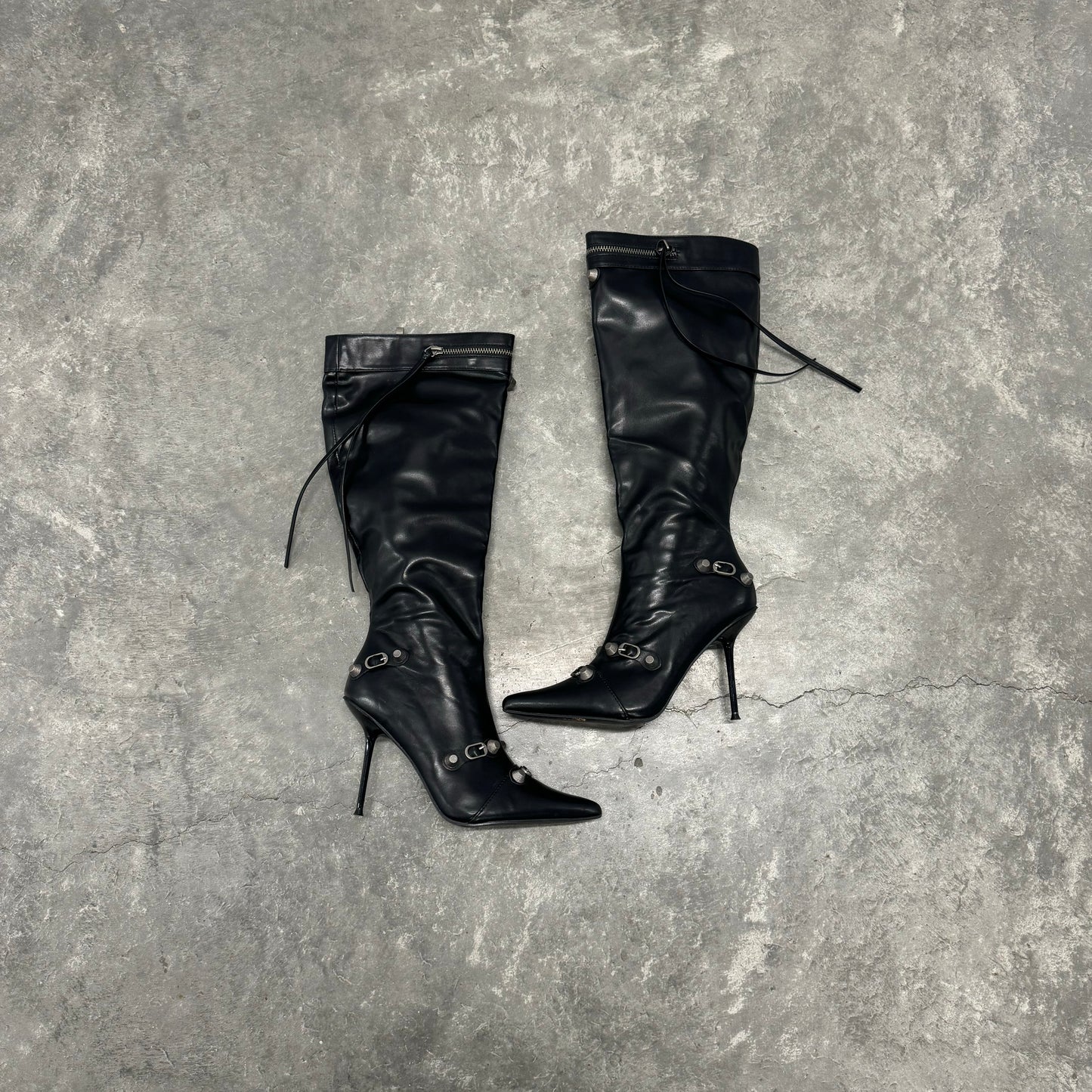 BLACK PU ZIP DETAIL POINT TOE HIGH HEELED KNEE BOOTS