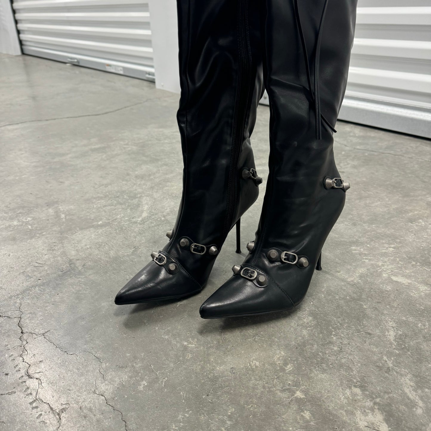 BLACK PU ZIP DETAIL POINT TOE HIGH HEELED KNEE BOOTS