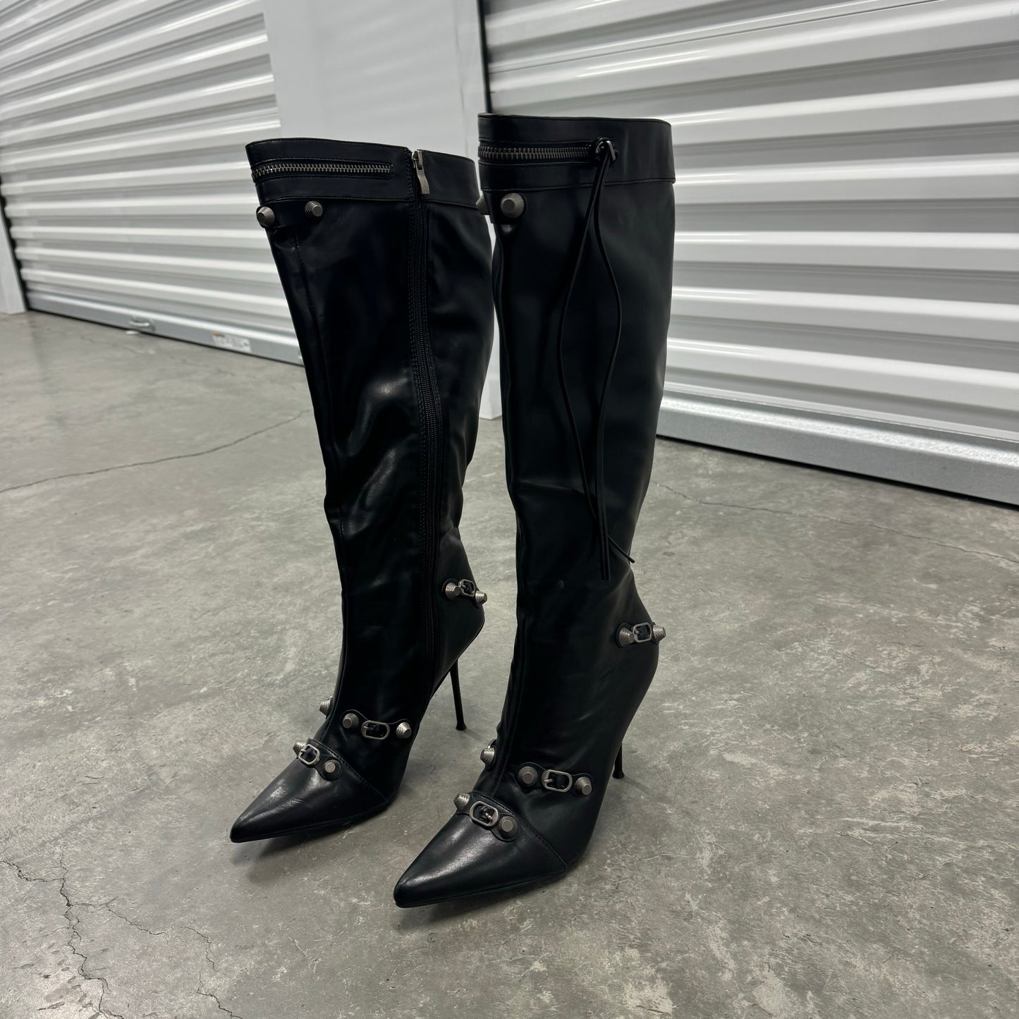 BLACK PU ZIP DETAIL POINT TOE HIGH HEELED KNEE BOOTS